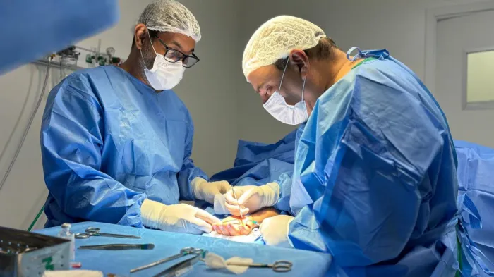 Após a cirurgia, paciente recupera os movimentos normais do dedo - Brunno Afonso / Ascom HMA