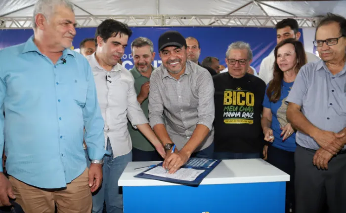 Governador Wanderlei Barbosa assina a Ordem de Serviço que autoriza o início das obras da TO-010, com investimento superior a R$ 240 milhões - Foto: Ademir dos Anjos/Governo do Tocantins
