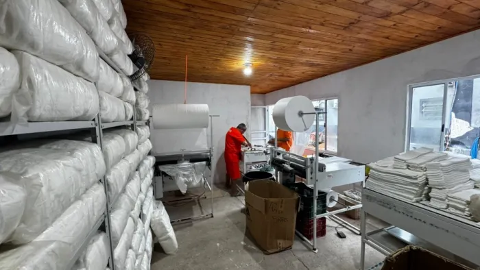 Em um mês de produção, unidade fabril instalada no Presídio Estadual de Jaguarão entrega quase 5 mil fraldas e absorventes