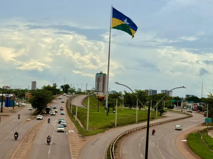 Todos os veículos automotores, elétricos, reboques e semirreboques devem estar devidamente licenciados para circulação regular