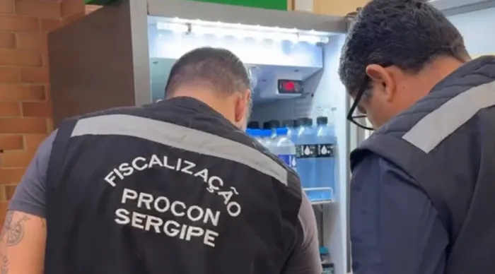 Procon Sergipe autua estabelecimento por venda de produtos vencidos no Centro de Aracaju