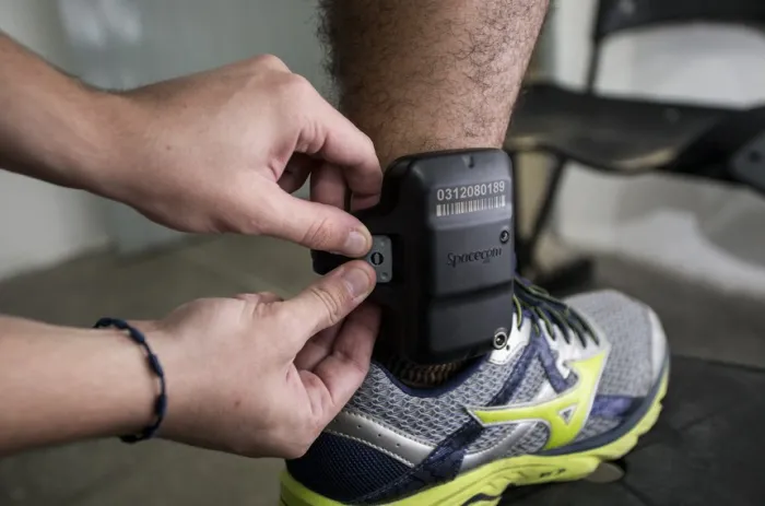 Texto prevê que agressores usem dispositivos de monitoramento e vítimas tenham aplicativos para alertar riscos - Foto: Tiago Stille/Sejus-CE