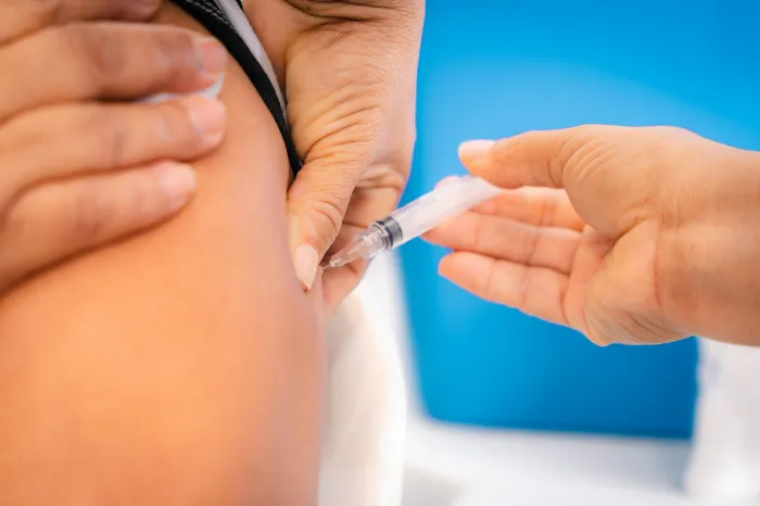 Governo do Estado amplia acesso à vacinação contra Influenza para públicos prioritários com ponto estratégico no Tropical Shopping