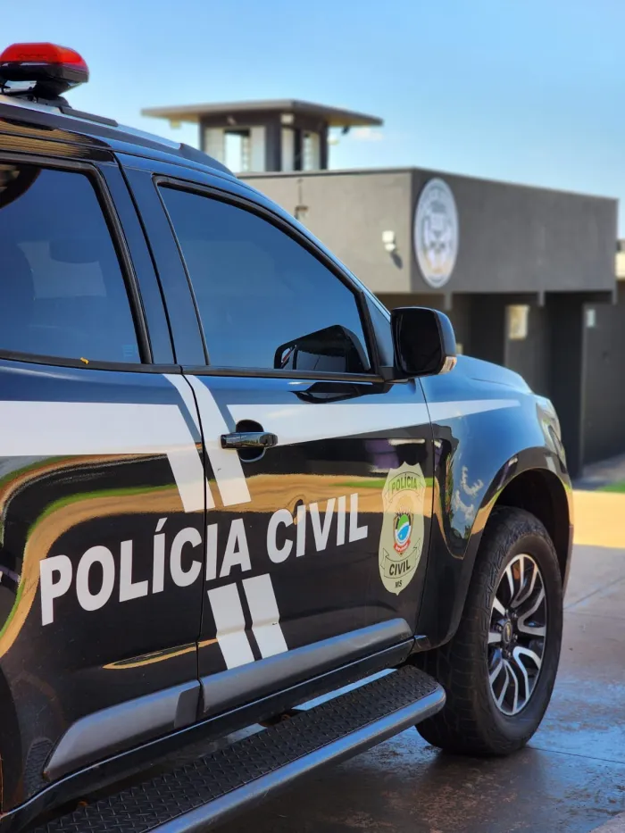 Polícia Civil prende homem em flagrante por vandalismo e violência doméstica em Costa Rica