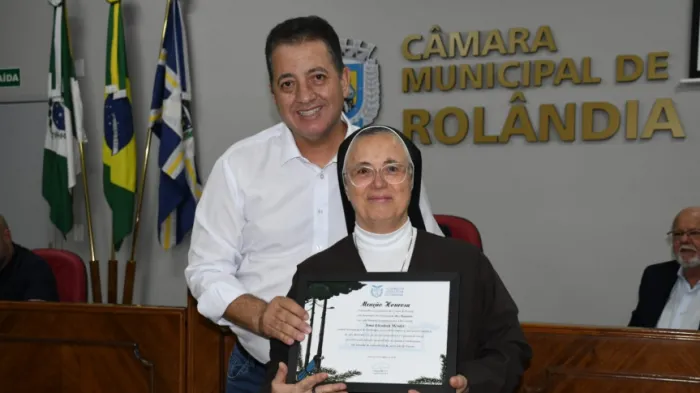 Deputado Cobra Repórter (PSD) com a homenageada, Irmã Elizabeth Mendes. - Créditos: Divulgação/Assessoria Parlamentar