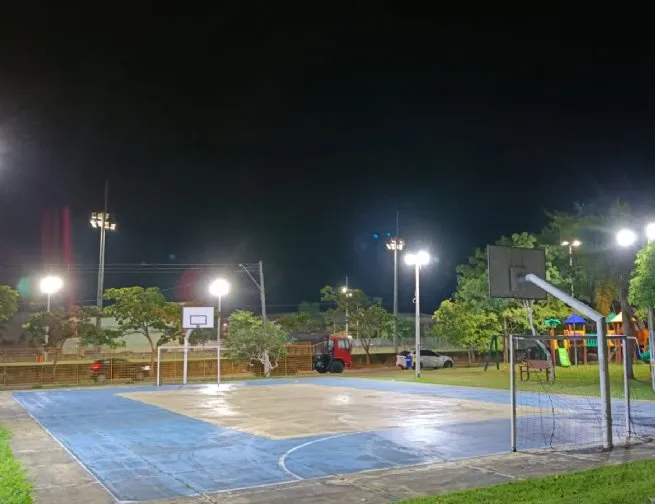 Prefeitura de São Sebastião realiza manutenção na iluminação de quadra e parquinho no Porto Grande