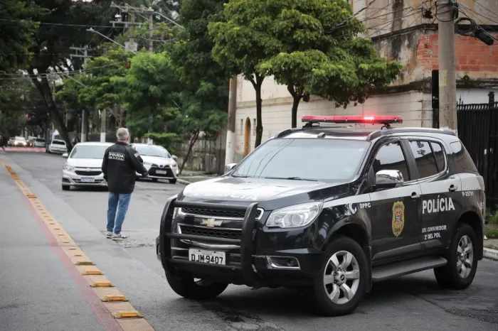 Polícia Civil de SP descobre central de golpes em imóvel de luxo; 10 são presos