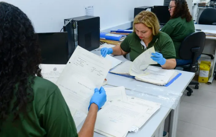 Daniela Belchior é uma das funcionárias PcDs contratada para digitalizar documentos no Arquivo Público do Estado de São Paulo Foto: Francisco Cepeda