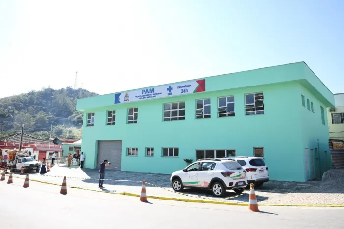 A média mensal de consultas é de 1.500 atendimentos médicos