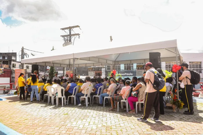 Candeias: Técnicos de saúde debatem sobre a doença de Chagas em praça pública