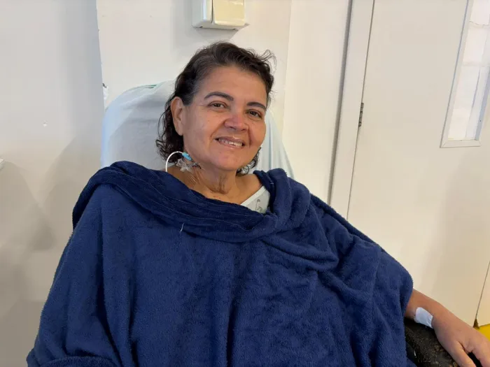 Maria José havia sofrido um infarto e apresentava comprometimento grave da função cardíaca, mas comemora a alta médica - Brunno Afonso / Ascom Hospital Metropolitano de AL e Nataly Lopes / Ascom Hospital do Coração Alagoano