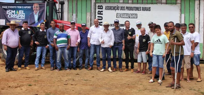  Associação de produtores em Buritis recebe trator agrícola (Foto: Jiuliano Salim)