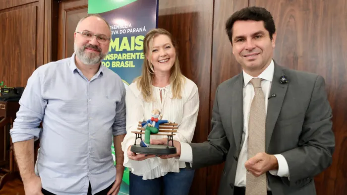 Alexandre Curi recebeu os familiares do ilustrador Nilson Müller — Nilson Müller Filho e Kátia Mueller, filho e nora —, responsável pelos traços de Zequinha e falecido em janeiro deste ano. - Créditos: Rogério Machado/Alep