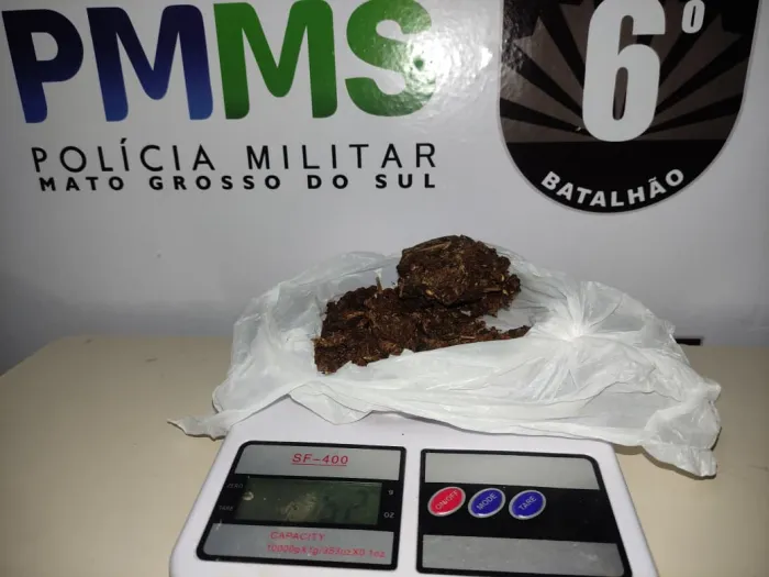 Polícia Militar Detém Dupla com Maconha Próxima a Horário de Saída Escolar em Corumbá.