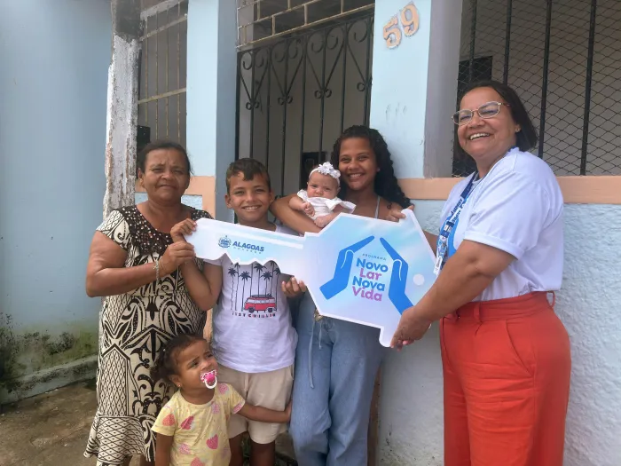 Ao lado de filhos e netos, Luciana comemora o acesso a moradia digna - Camila Regina / Ascom Seprev