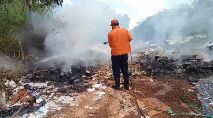 Agentes da Defesa Civil atuam no combate a foco de incêndio em área com acúmulo de resíduos - Crédito da foto: Defesa Civil de Palmas