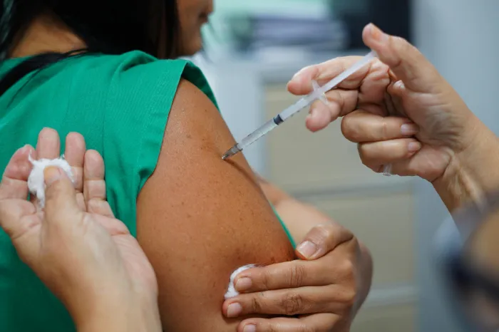 Semana Nacional de Vacinação tem como objetivo conscientizar sobre o papel fundamental das vacinas na proteção individual e coletiva - Marco Antônio / Ascom Sesau e Pedro Júnior / Ascom Hospital Dr. Ib Gatto Falcão