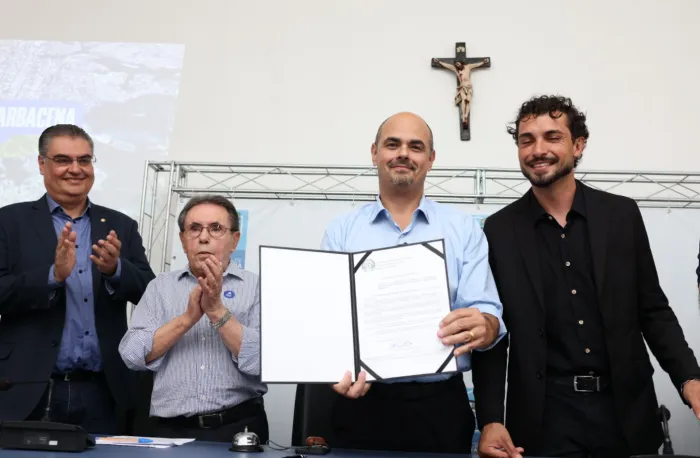 Governo de Minas transfere capital para Barbacena e anuncia novo Colégio Tiradentes na região