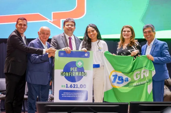 Estudantes da rede estadual com as 50 melhores notas do Enem 2025 são premiados com um salário mínimo