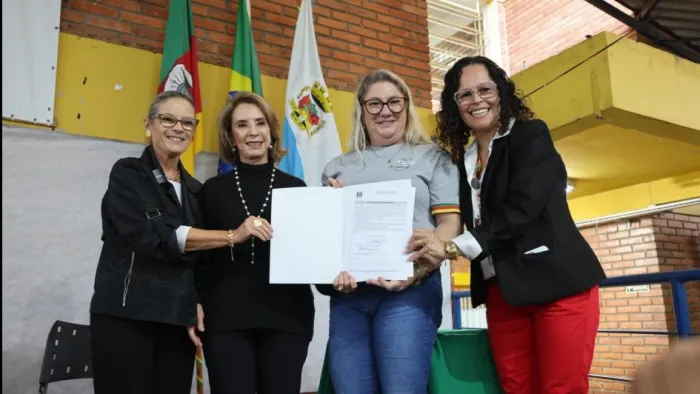 Secretárias Izabel Matte (1ª à esq.) e Raquel Teixeira (2ª à esq.) ressaltaram compromisso do governo com a educação -Foto: Cainan Silva/Seduc