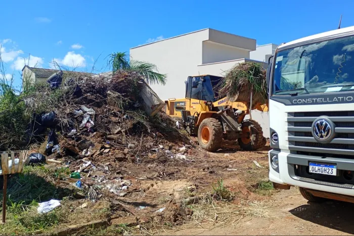 Entulho descartado de forma irregular foi retirado de área no Bertaville - Crédito da foto: Zeladoria Urbana/Divulgação
