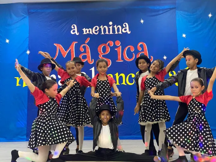 No palco, os estudantes darão vida à narrativa por meio de diferentes linguagens artísticas, como dança, música, valsa e balé, além de elementos da arte circense - Crédito da foto: Divulgação Educação