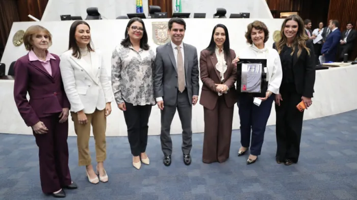 Entrega ocorreu antes do início da Sessão Plenária desta segunda-feira (27). - Créditos: Valdir Amaral/Alep