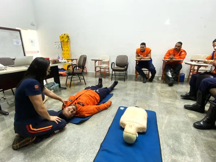 Treinamento de primeiros socorros reúne agentes da Defesa Civil em atividade prática na base do Samu - Crédito da foto: Defesa Civil