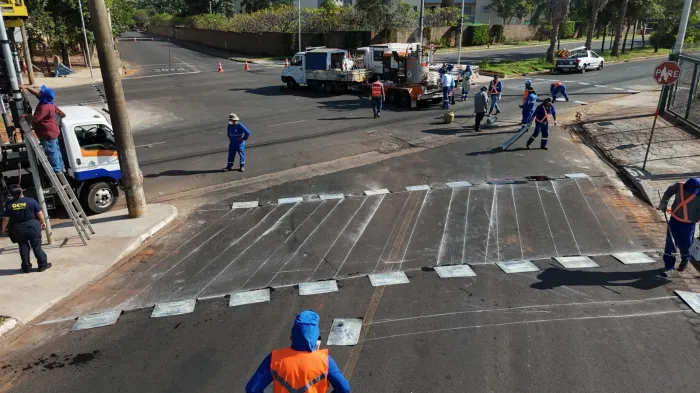 Araçatuba avança na modernização da sinalização com pintura termoplástica em cruzamentos da Prestes Maia