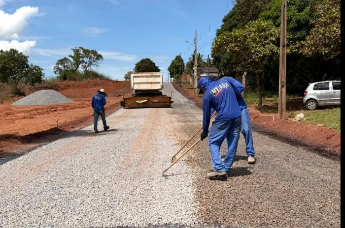 Aplicação de asfalto em nova via da Baixada do Jardim Aureny III - Crédito da foto: Maria Amélia Castro Alves