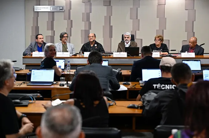 Humberto Costa (4º à esq.) conduziu audiência com gestores públicos e representantes de trabalhadores da cultura - Foto: Carlos Moura/Agência Senado