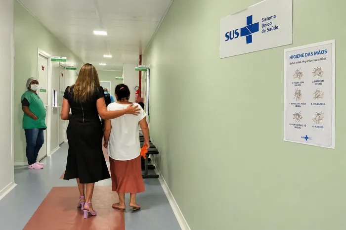 Lentidão ao andar é o primeiro sintoma a aparecer no paciente com Parkinson - Carla Cleto / Ascom Sesau