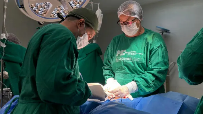 Procedimento garante continuidade do tratamento na rede estadual e amplia chances de recuperação da paciente - Brunno Afonso/ Ascom Hospital Metropolitano de AL