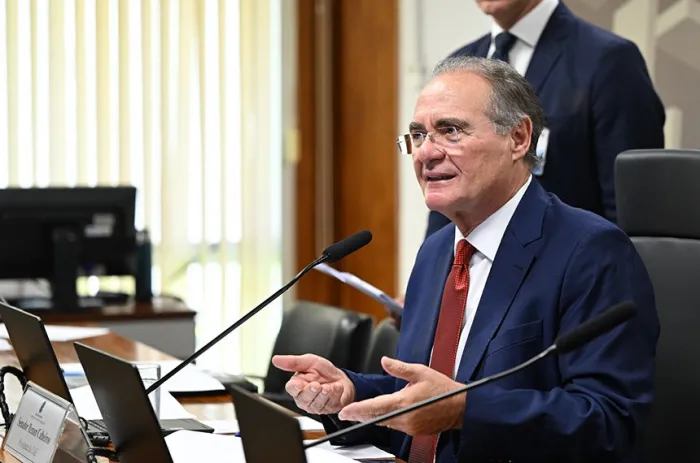 Presidente da CAE, Renan Calheiros disse que Galípolo deve falar sobre o papel do BC na crise do Master - Foto: Saulo Cruz/Agência Senado