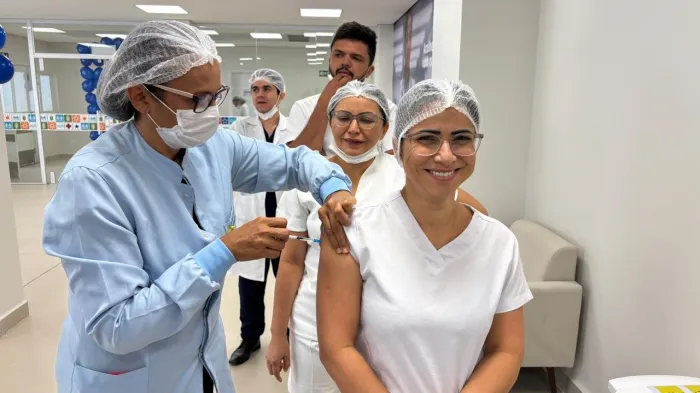 - Profissionais de saúde do HRT em Imperatriz são imunizados (Foto: Hugo Oliveira)
