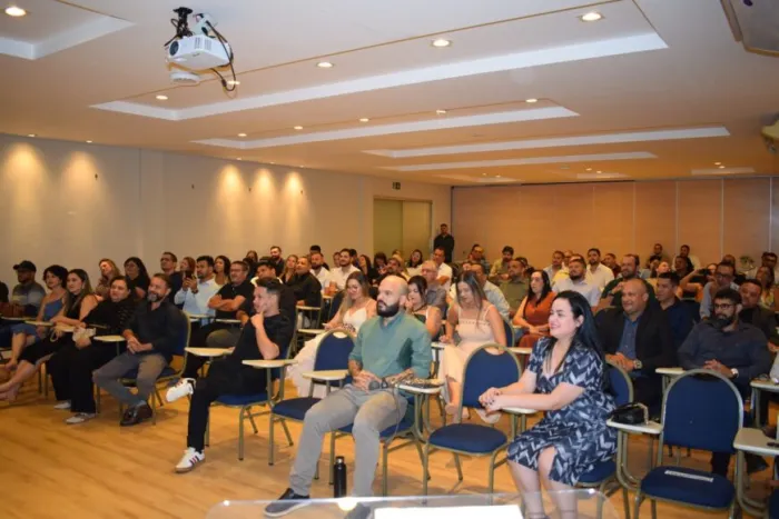 Abertura ocorreu na segunda-feira (27), reunindo gestores de todo o estado e programação até 30 de abril