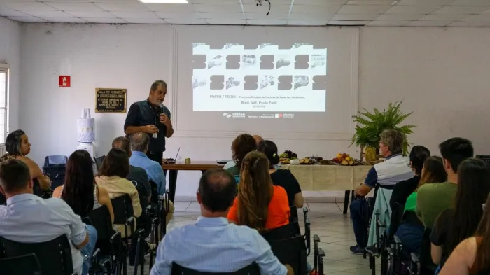 Palestra sobre controle da raiva em herbívoros reúne 43 participantes