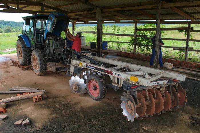  Trator e grade aradora estão contribuindo com os produtores da região (Foto: Luís Castilhos I Secom ALE/RO)