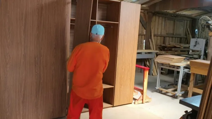 Governo do Estado amplia ressocialização com produção e doação de móveis pelo trabalho de apenados em unidades da Serra