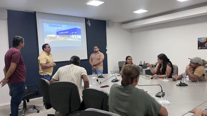 Durante o encontro, o gestor apresentou o projeto de reforma das feiras, detalhando as intervenções previstas e esclarecendo dúvidas dos feirantes - Crédito da foto: Tainara Saraiva