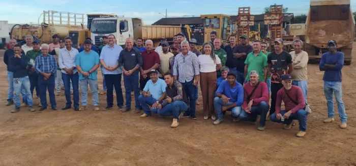  Ezequiel Neiva esteve juntamente com os servidores da Secretaria Municipal de Obras (Foto: Nilson Nascimento | Assessoria Parlamentar)