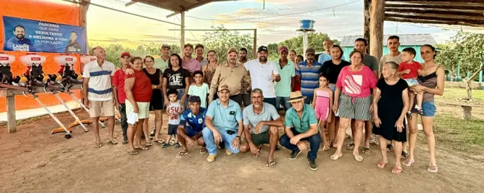  Parlamentar durante entrega de implementos agrícolas à Associação APAC, em Alto Paraíso (Foto: Juliana Martins)