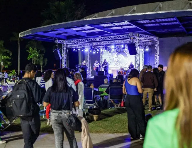 Festival Cantos da Baleia agita feriado com shows gratuitos de Edu Ribeiro e Gabriel Elias na Rua da Praia