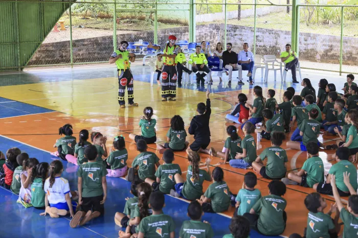 Batatinha Frita e Cocada fazem apresentação sobre o trânsito - Crédito da foto: Júnior Suzuki