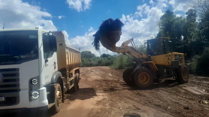 Remoção de entulho foi realizada nesta quarta-feira. 29 - Crédito da foto: Zeladoria Urbana/Divulgação