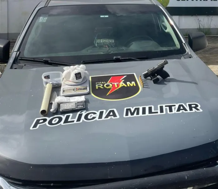 Policiais localizaram uma pistola com cinco munições, duas balanças de precisão, além das drogas - Ascom PMAL