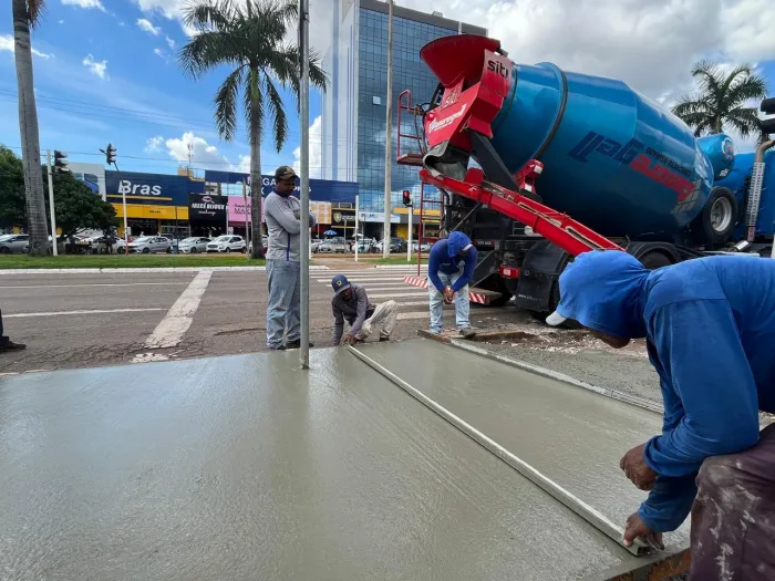 Serviço de concretagem de calçada com rampa de acessibilidade na Avenida JK - Crédito da foto: Divulgação Infraestrutura