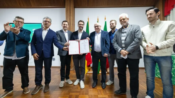 Governador Eduardo Leite assina ordem de início para construção de ponte na ERS-433, em Relvado