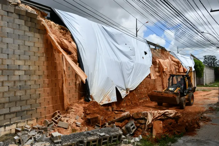 Viaduto da Rua do Catu vira canteiro de obras e equipes iniciam retirada de entulhos