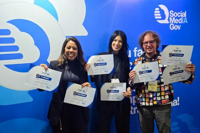 Servidores do Senado com as certificações Top 10 de instituições do Legislativo federal com mais interações nas redes sociais, recebidas durante a 15º edição do evento Redes WeGov - Foto: Senado Federal